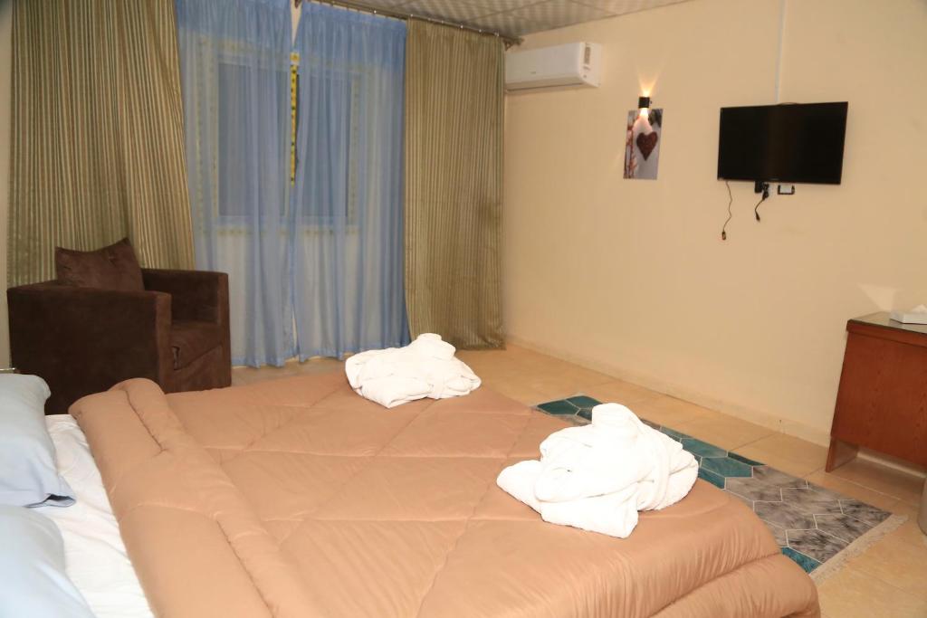 Postel nebo postele na pokoji v ubytování verssailles pyramids hotel