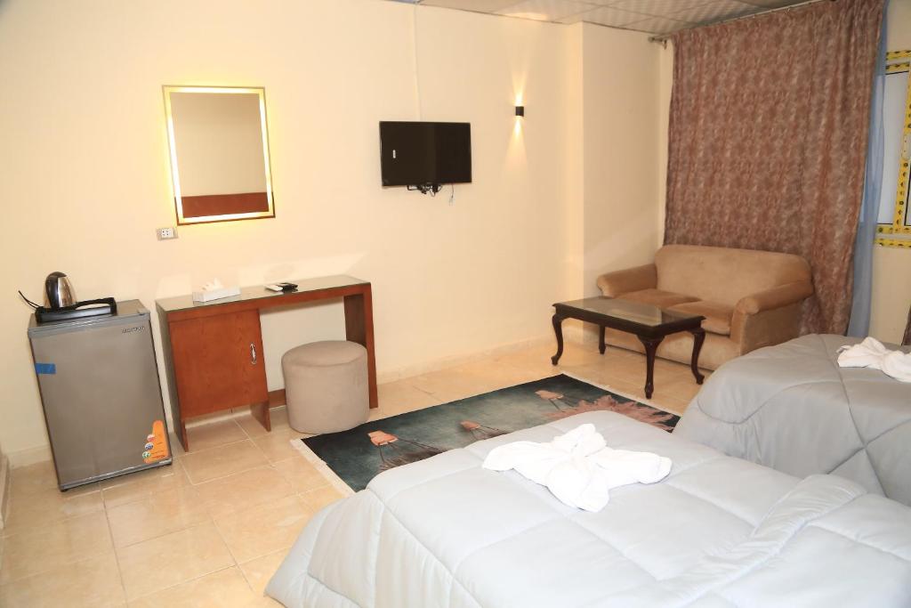 Postel nebo postele na pokoji v ubytování verssailles pyramids hotel