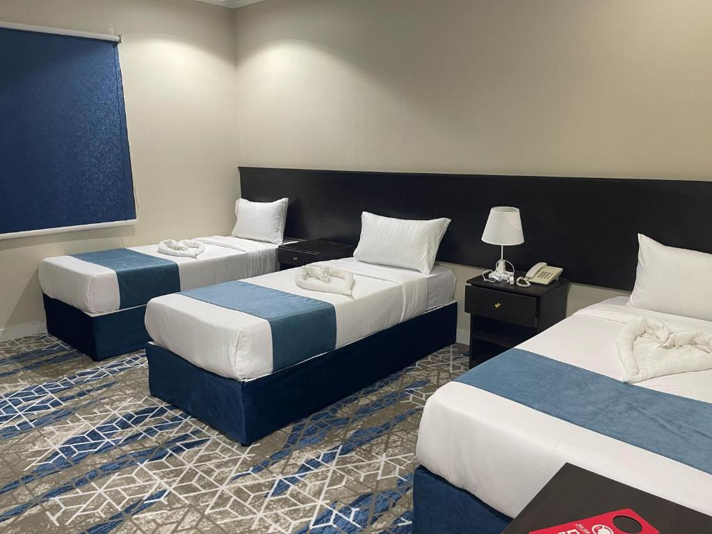 Postel nebo postele na pokoji v ubytování Arkan Al Mataf Hotel