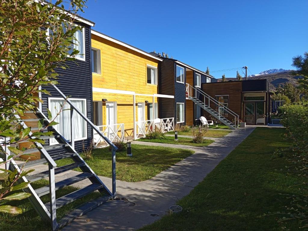 a row of houses with stairs in a yard at Kau Si Aike in El Chalten