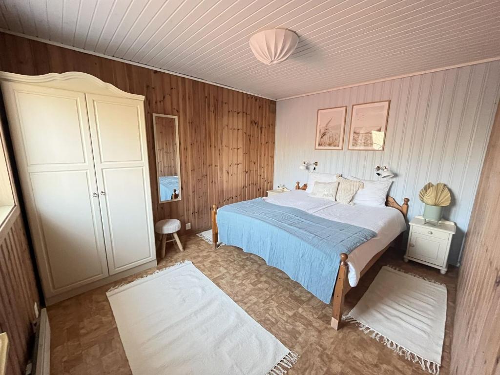 a bedroom with a bed and a white cabinet at Fahal Guesthouse in Vezseny