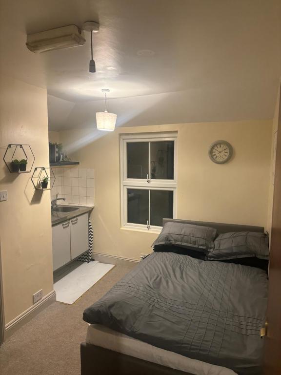 Ένα ή περισσότερα κρεβάτια σε δωμάτιο στο Self Contained Flat