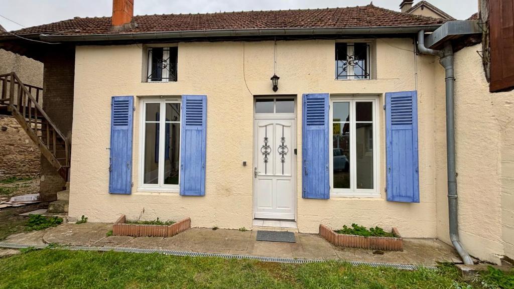 ヌヴェールにあるLa maison de la Loireの青いシャッターと白い扉のある家