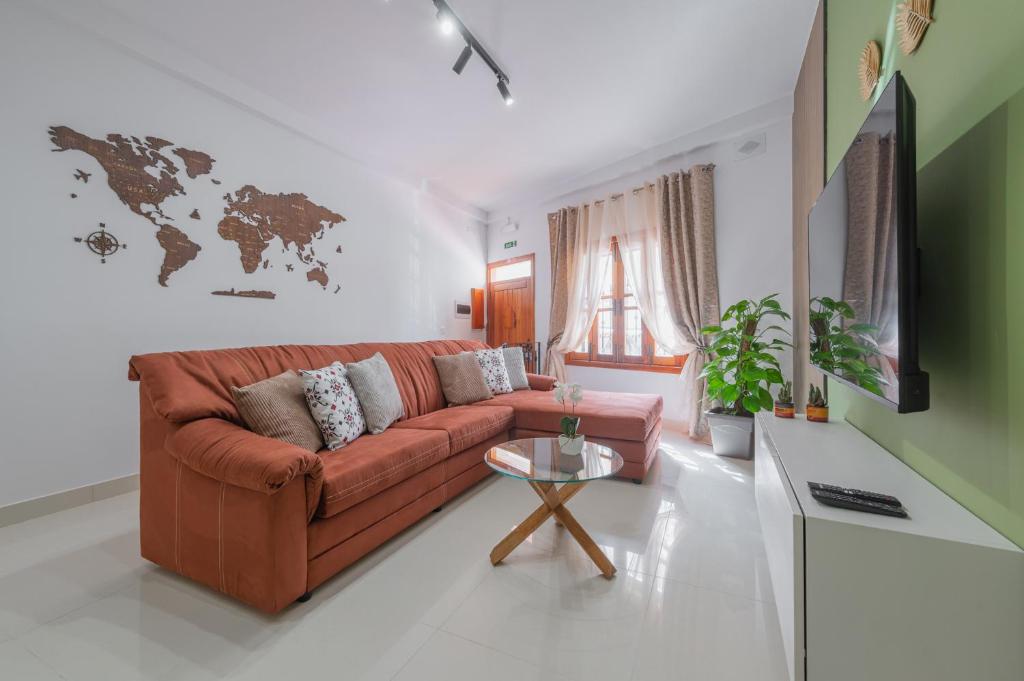 TV a/nebo společenská místnost v ubytování Girna - Entire 3BR Ground floor Charming Apartment