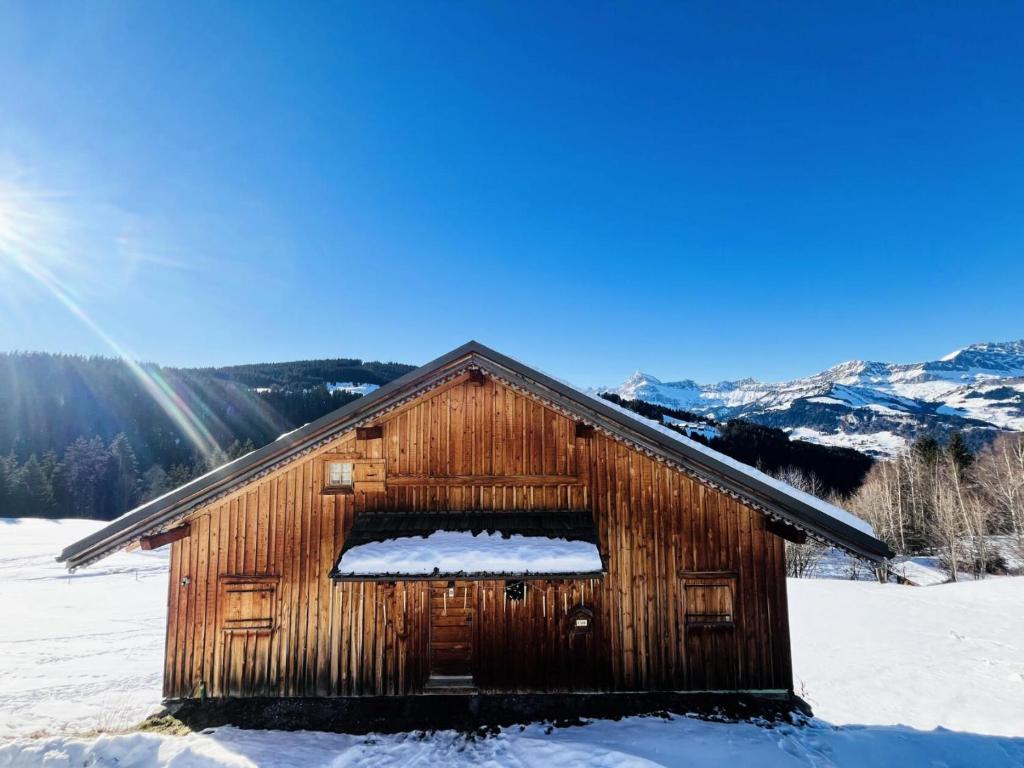 une cabane en bois dans la neige dans l'établissement Résidence La Ferme Des Frasses - Mazot de charme MAE-3421, à Notre-Dame-de-Bellecombe