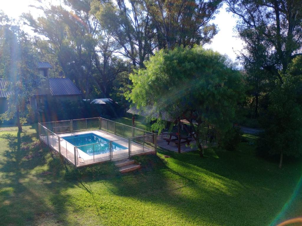 eine Draufsicht auf einen Swimmingpool in einem Hof in der Unterkunft Shakty "Apart de Montaña" in Los Reartes