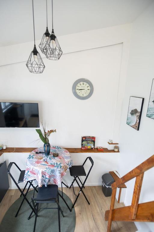 une salle à manger avec une table et des chaises dans l'établissement Joli appartement à Montmagny, à Montmagny