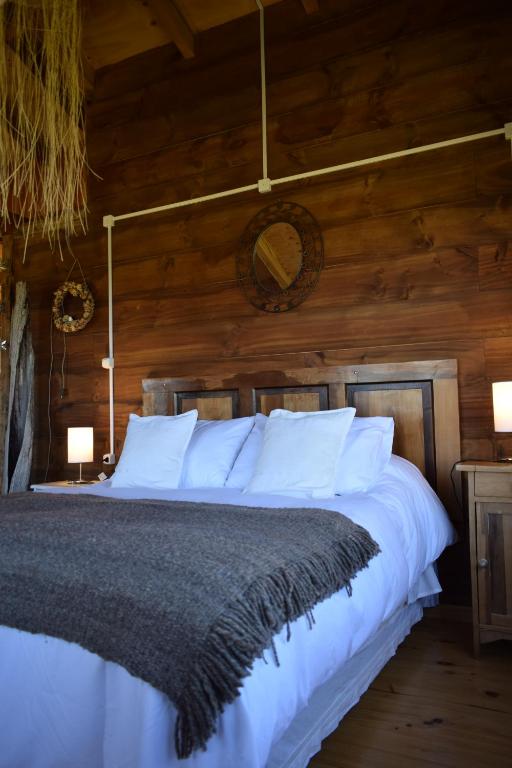 Postel nebo postele na pokoji v ubytování Lodge El Sarao A Una Hora De Puerto Varas