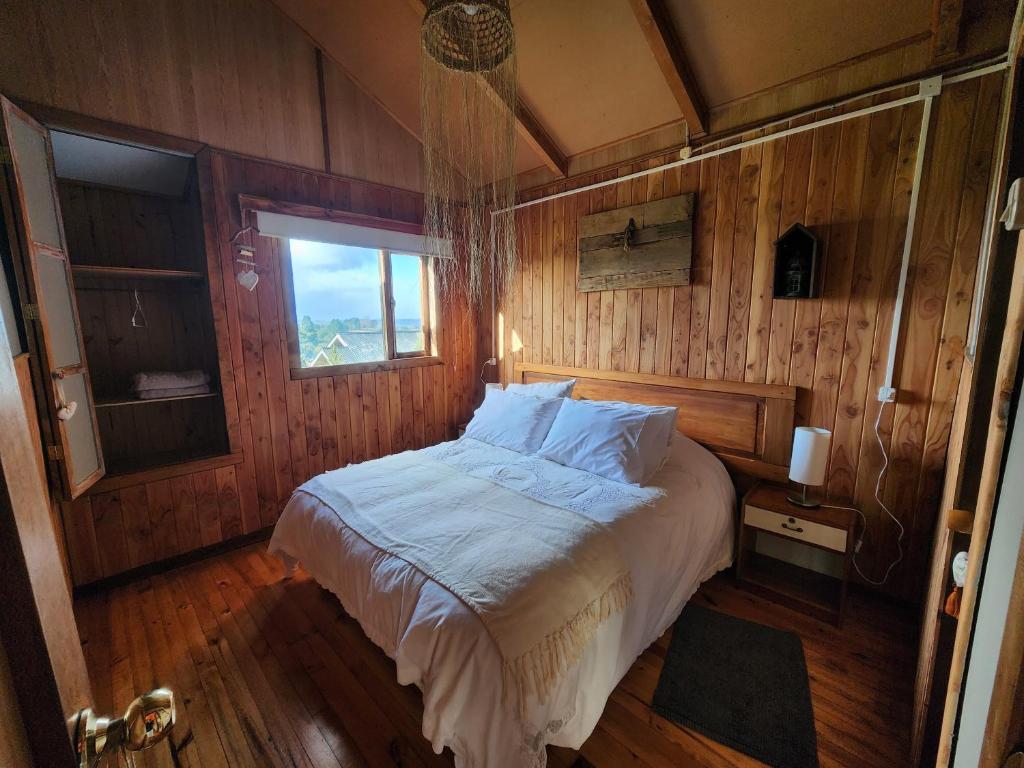 Postel nebo postele na pokoji v ubytování Lodge El Sarao A Una Hora De Puerto Varas