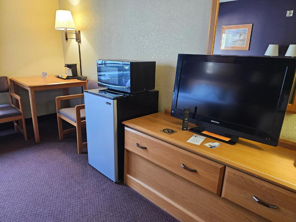 TV a/nebo společenská místnost v ubytování Fossil Creek Hotel & Suites