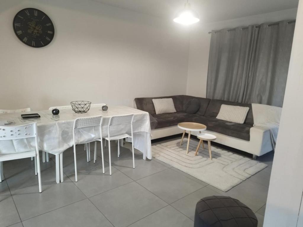 un salon avec un canapé et une table dans l'établissement Cozy House, à Angers