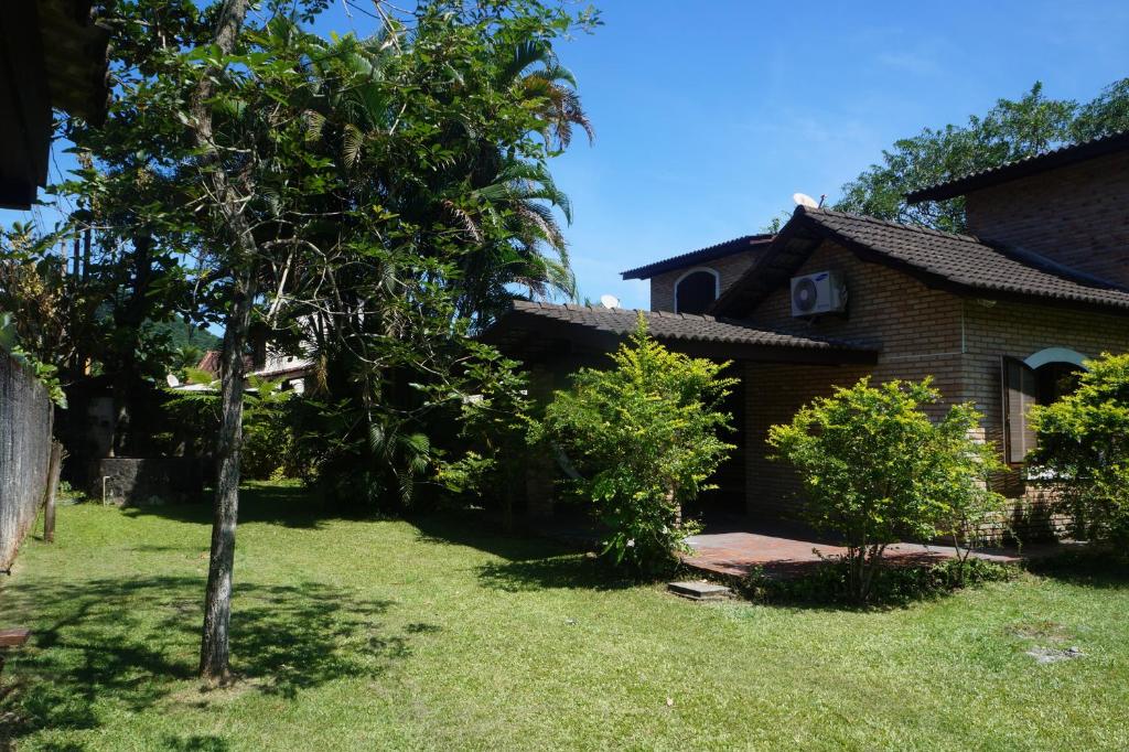 dom z ogródkiem przed nim w obiekcie Casa Tranquila w mieście Barra do Sahy
