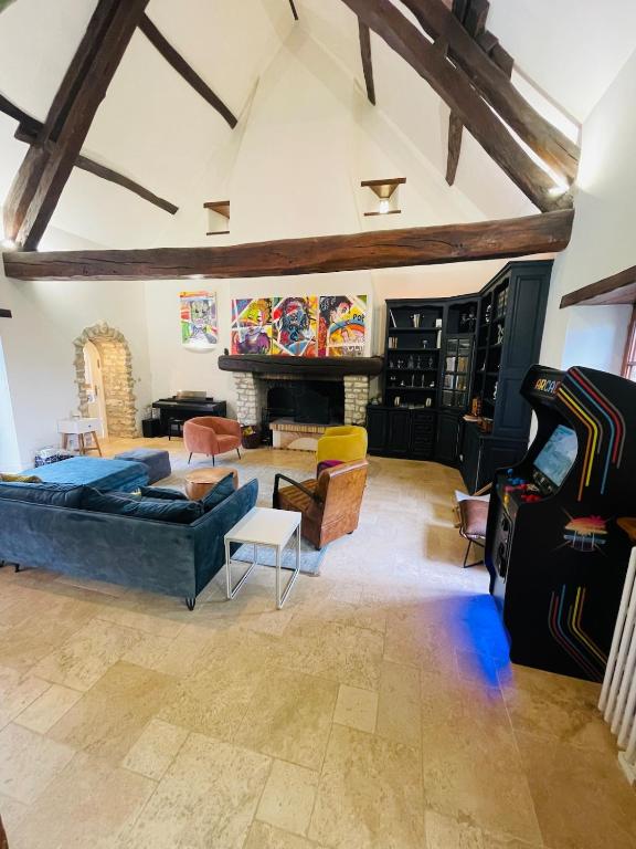 un salon avec un canapé et une cheminée dans l'établissement Exceptional country house in a quiet area, à Les Essarts-lès-Sézanne