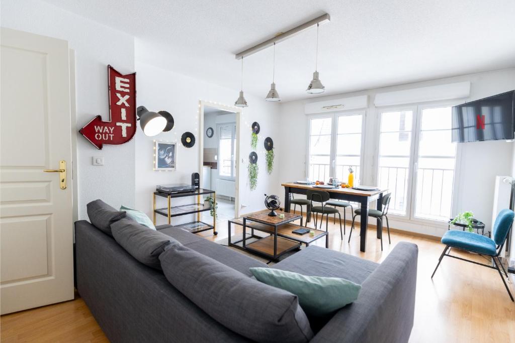 un salon avec un canapé et une salle à manger dans l'établissement Super Accommodation la couronne Parking Centre Mulhouse, à Mulhouse