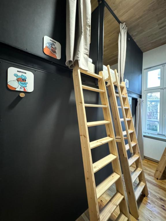 Palanda nebo palandy na pokoji v ubytování BoogaStudents