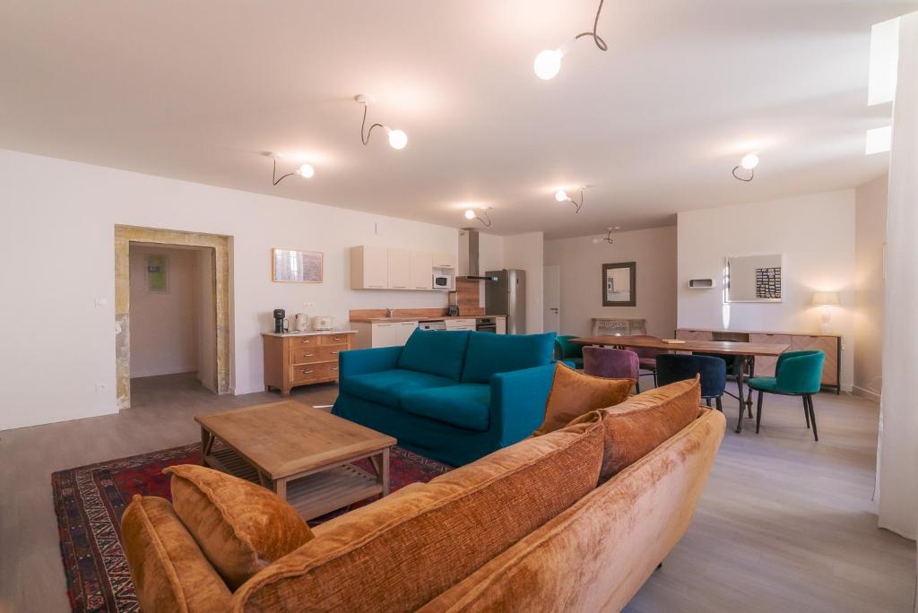 un salon avec un canapé et une table dans l'établissement La PARERIE, à Carcassonne