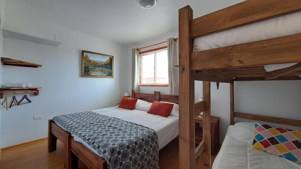 a bedroom with two bunk beds and a window at CasaValparaluz in Valparaíso