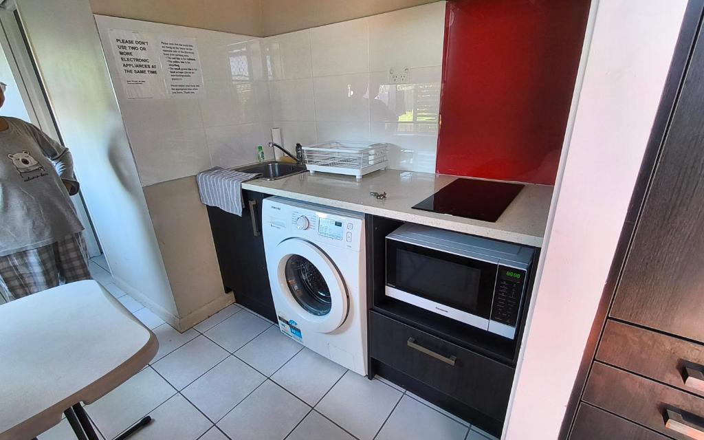 Kuchyň nebo kuchyňský kout v ubytování Small private self-contained unit