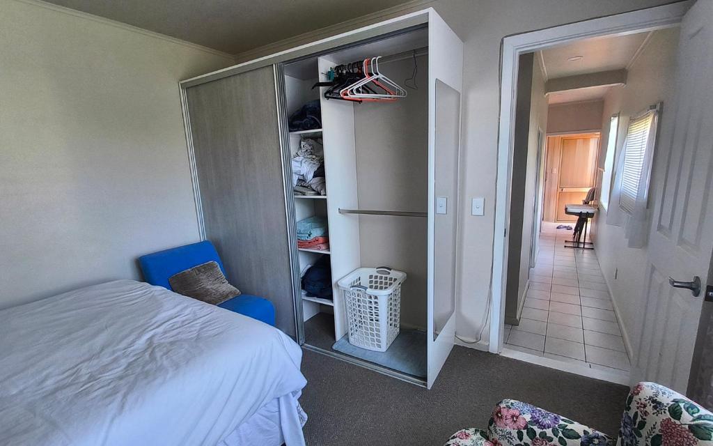 Postel nebo postele na pokoji v ubytování Small private self-contained unit