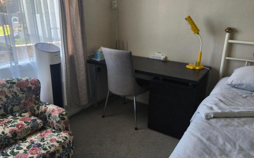 Postel nebo postele na pokoji v ubytování Small private self-contained unit