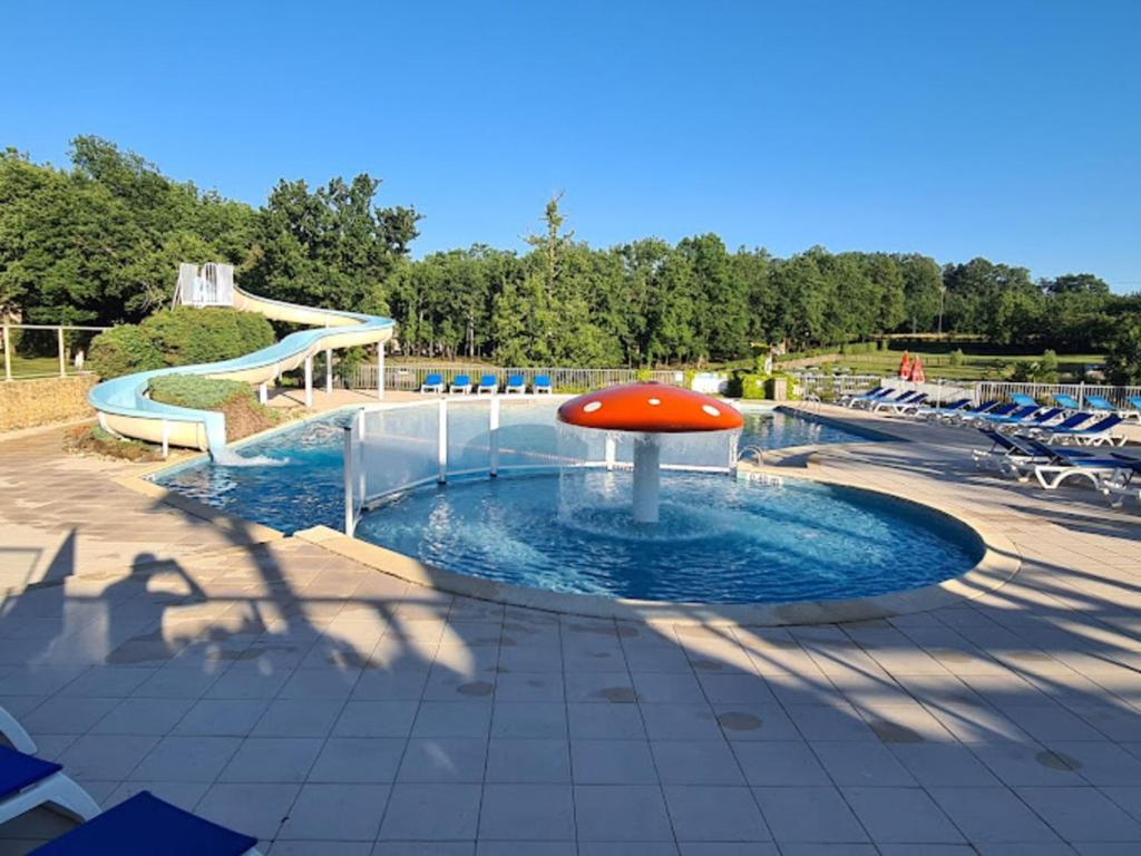 a water park with a pool with a slide at Camping Saint Avit Loisirs in Journiac