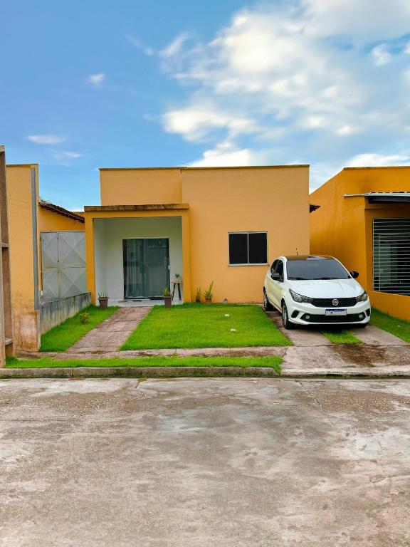 un coche aparcado delante de una casa en Casa confortável em condomínio para a COP 30, en Castanhal