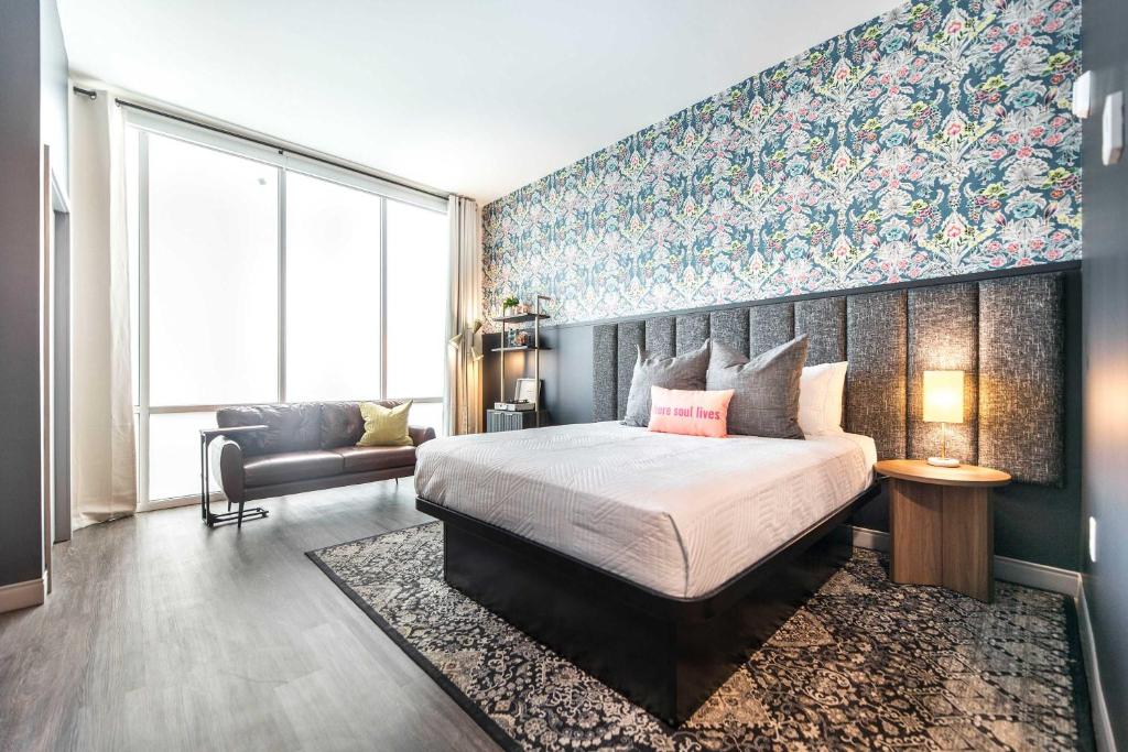 Un dormitorio con una cama grande y una ventana grande en Bold and Bright Stay with Cher & Etta James Flair, en Macon