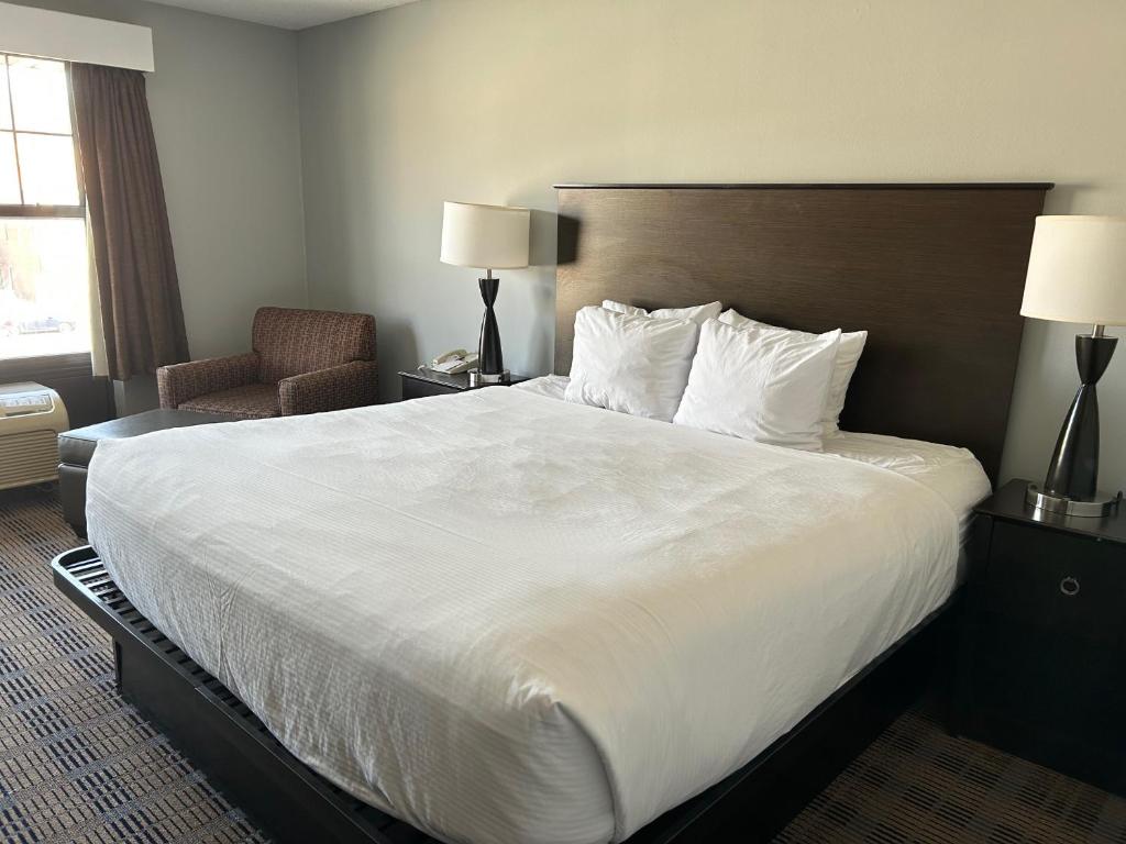 Postel nebo postele na pokoji v ubytování AmericInn by Wyndham Ottumwa