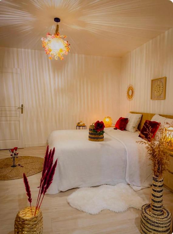 - une chambre avec un lit blanc et 2 vases dans l'établissement Jacuzzi BBQ Parking Maison Privée Confortable, à Montbouy