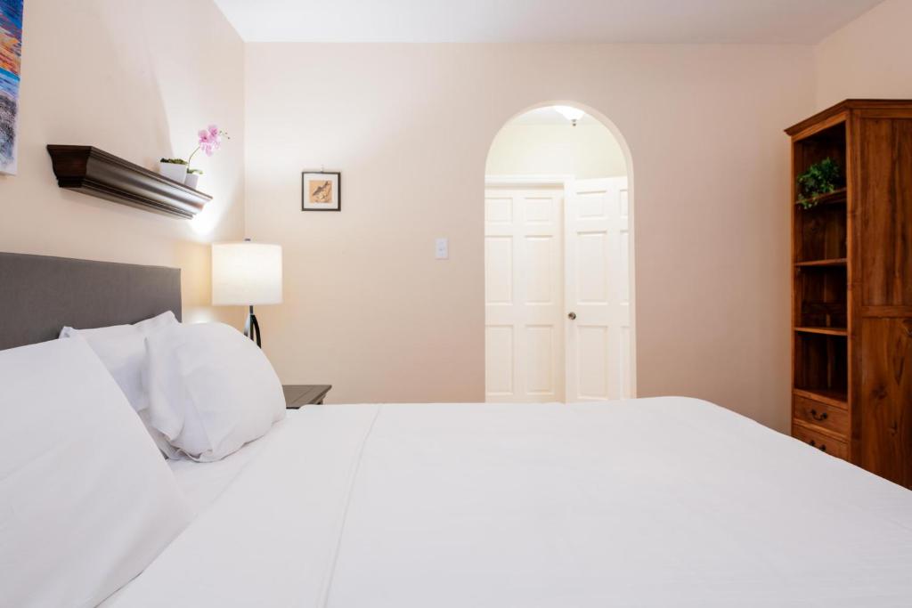 Postel nebo postele na pokoji v ubytování Curacao Luxury Holiday Rentals
