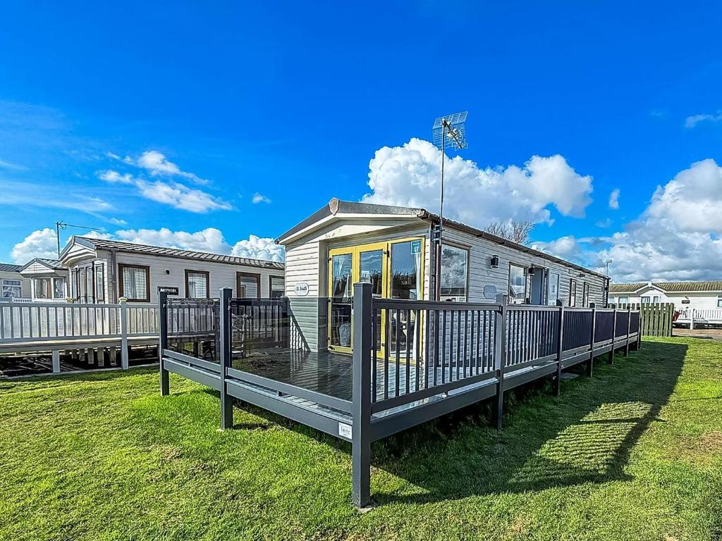 Gallery image of Lovely 8 Berth Caravan At Naze Marine Holiday Park In Essex, Ref 17017D in Walton-on-the-Naze