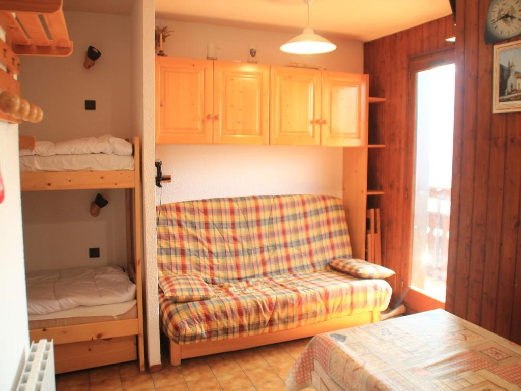 - un salon avec un canapé et des lits superposés dans l'établissement Studio in France near Barbossine Chairlift, à Châtel
