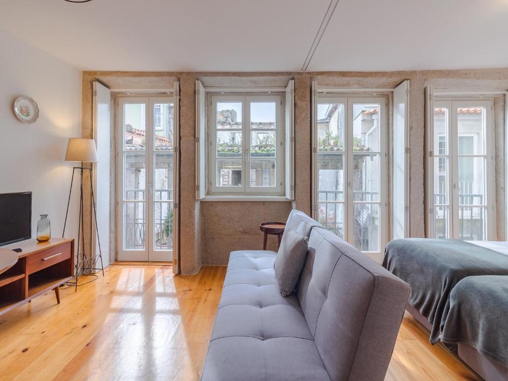 Modern studio in Porto with balcony