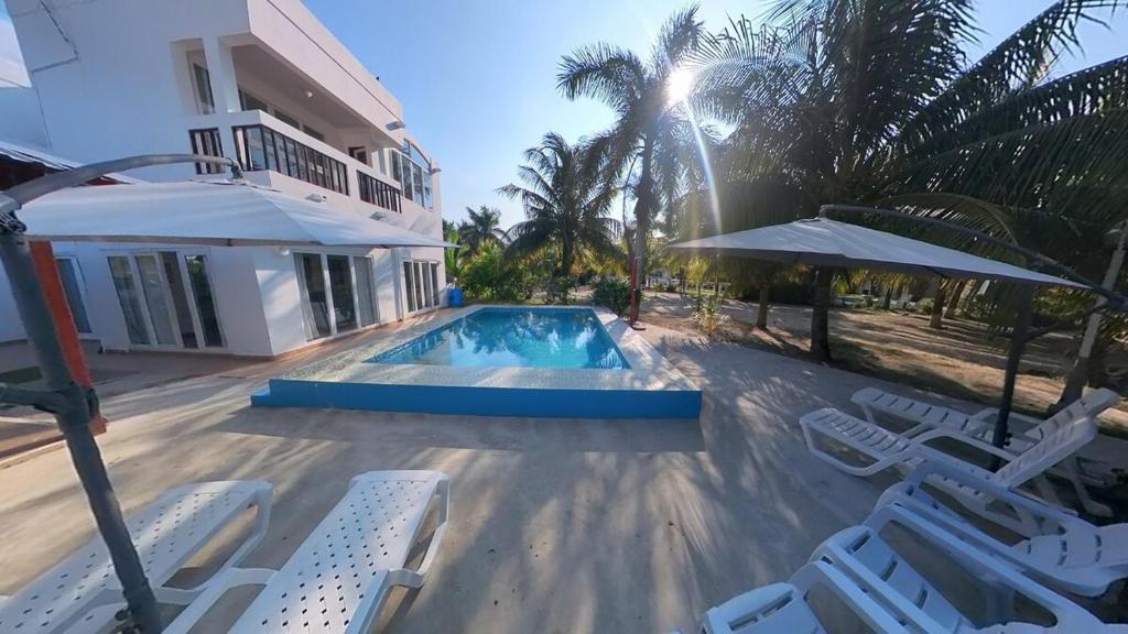 Bazén v ubytování Beach House in Tela with a Pool nebo v jeho okolí