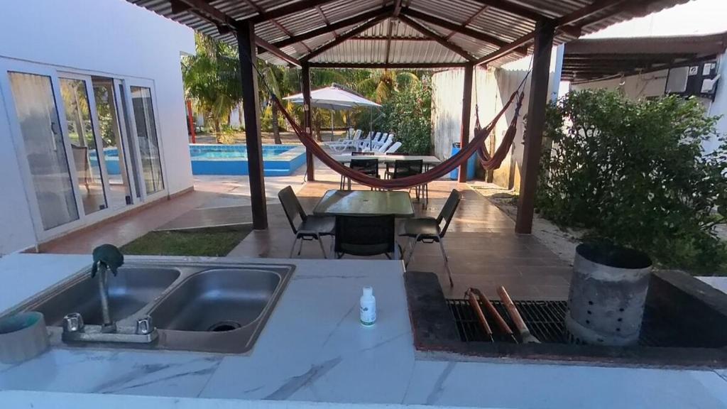 Bazén v ubytování Beach House in Tela with a Pool nebo v jeho okolí