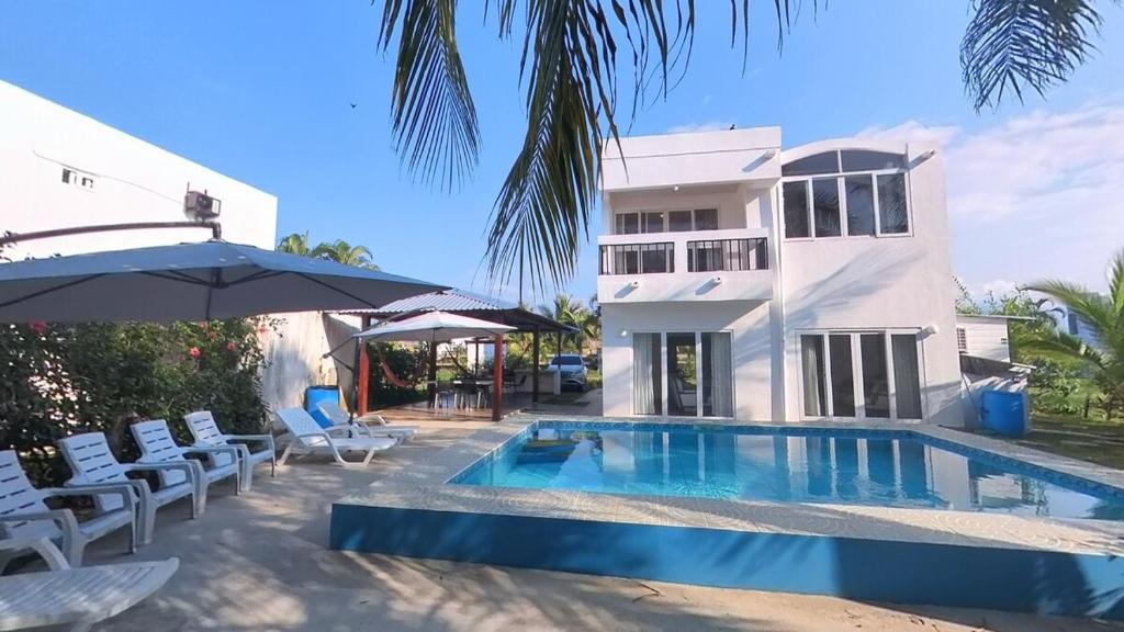 Bazén v ubytování Beach House in Tela with a Pool nebo v jeho okolí
