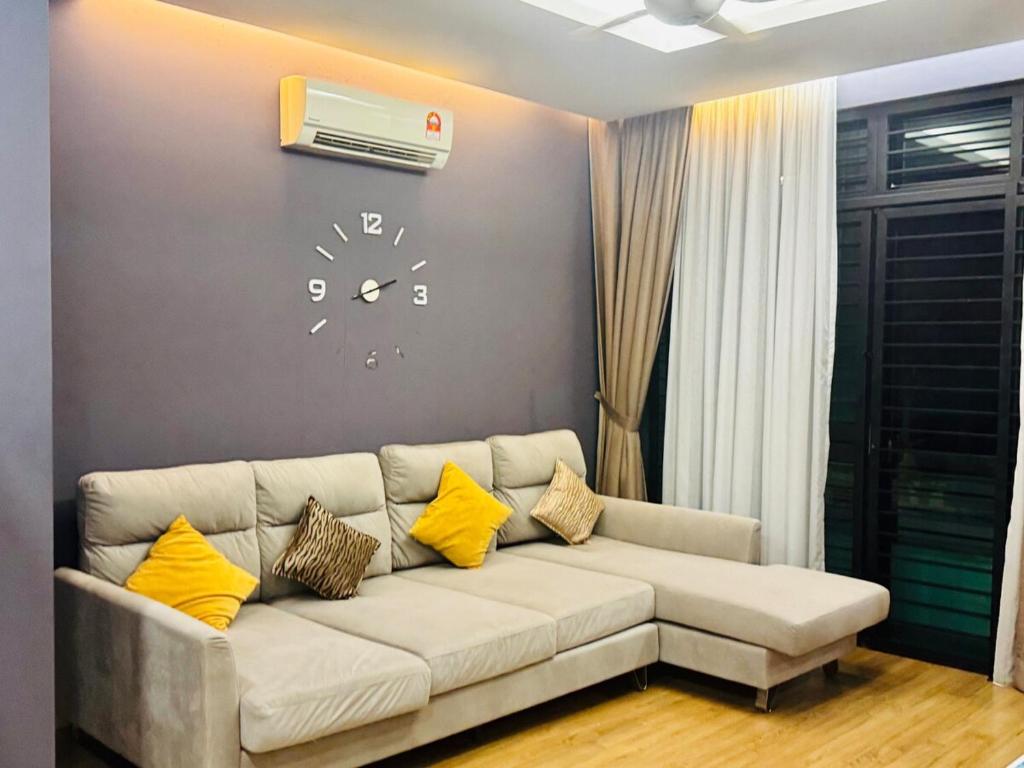 Khu vực ghế ngồi tại Beautiful 20-Person Villa, Walk to Beach & Market