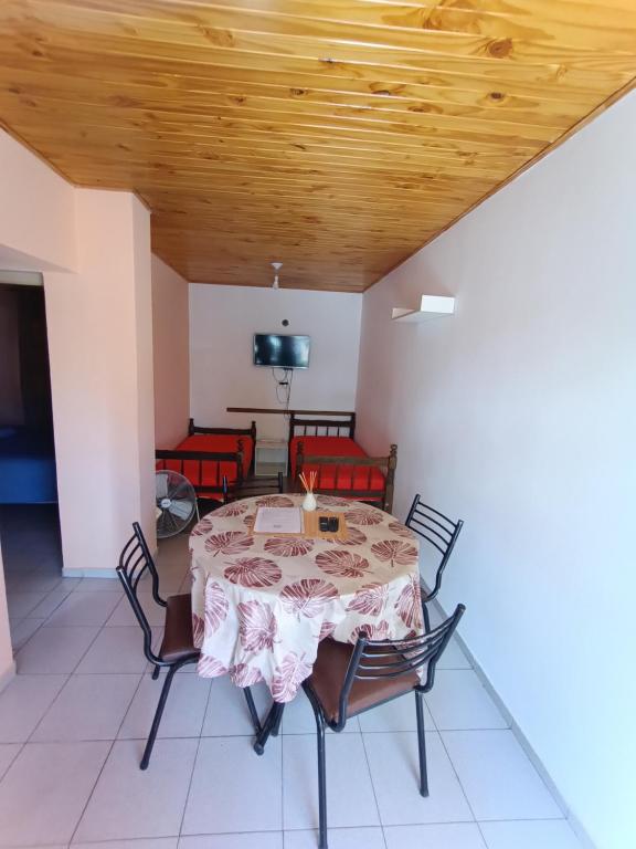 Un comedor con mesa y sillas en Departamento Payún Matrú, en Malargüe