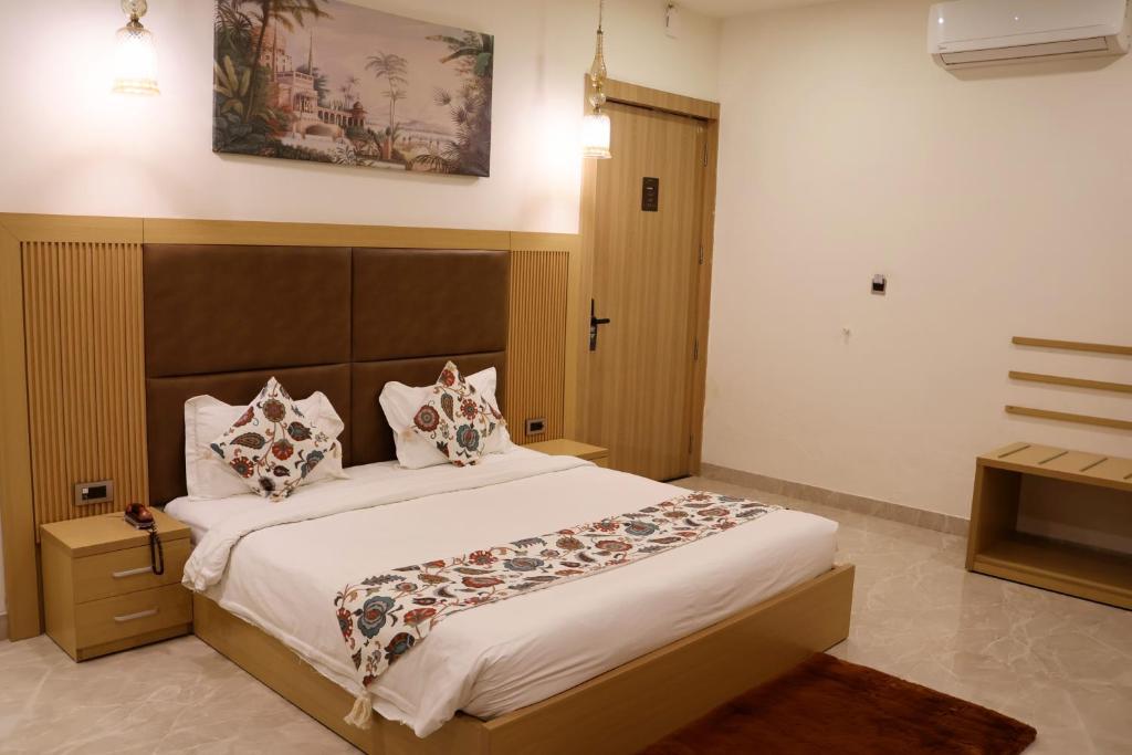 Postel nebo postele na pokoji v ubytování Labels Hotel