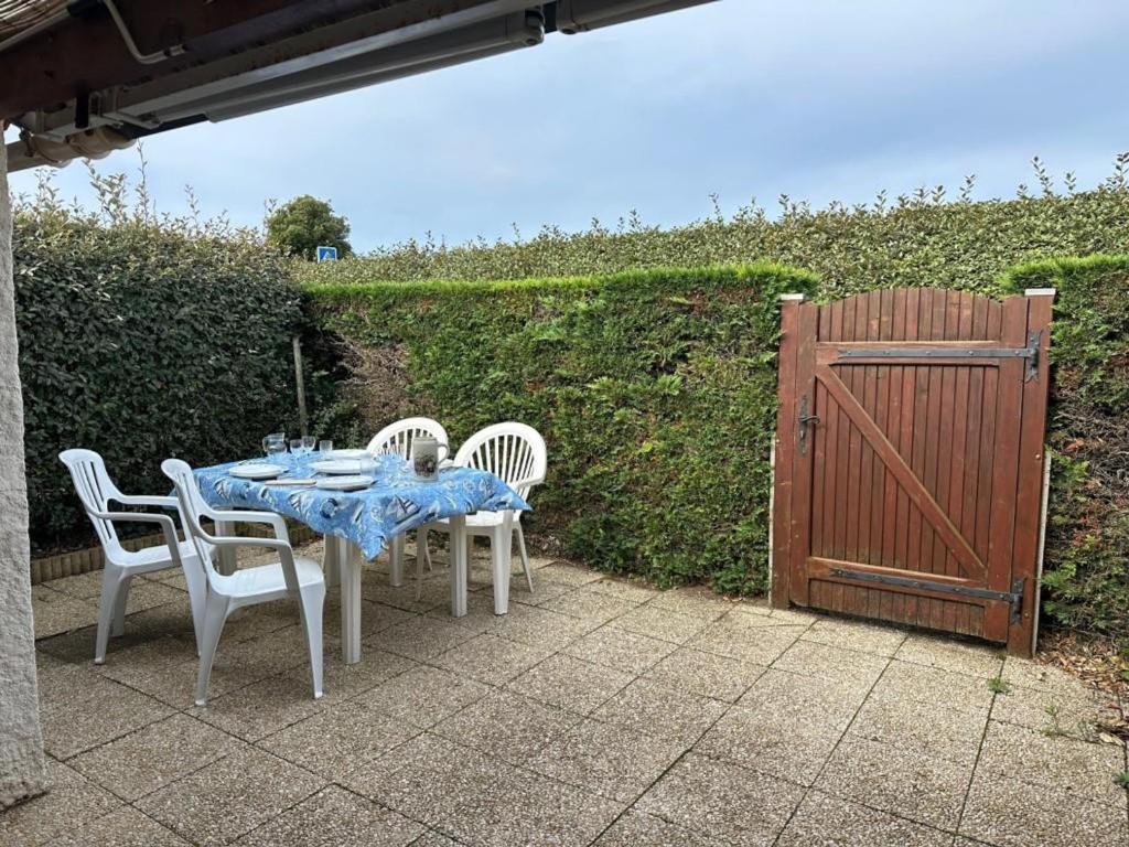 Fotografia z galérie ubytovania Maison 29m² avec piscine, cour et parking à Notre-Dame-de-Monts près des plages - 4 personnes - FR-1-540-209 v destinácii Notre-Dame-de-Monts