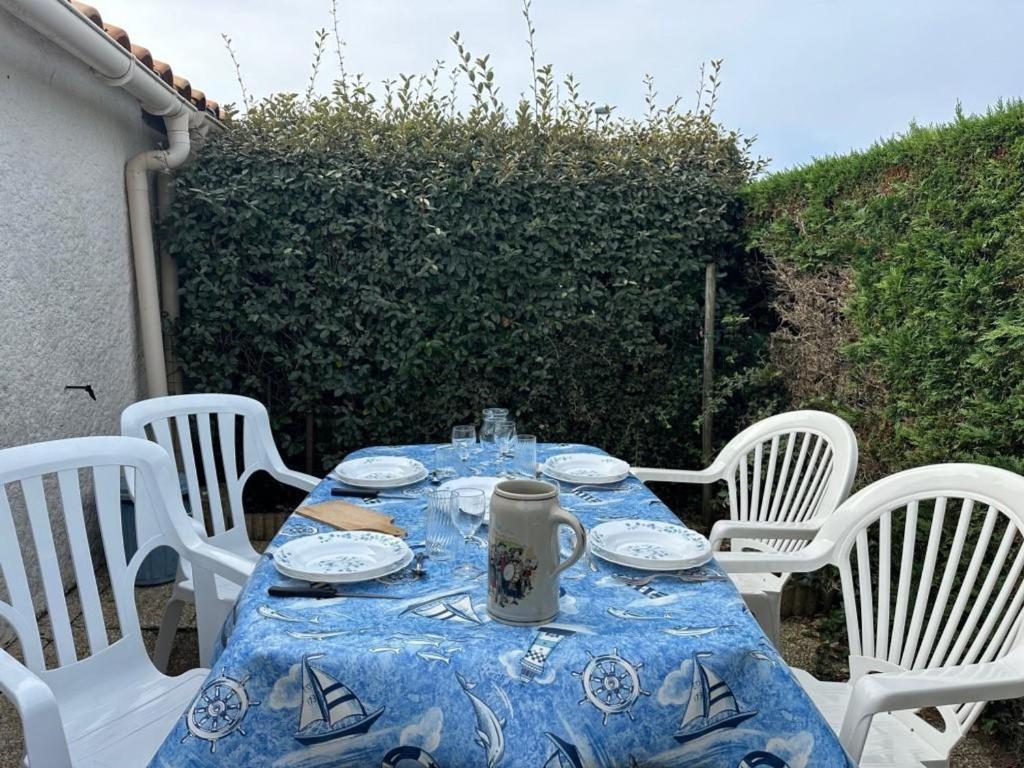 Fotografia z galérie ubytovania Maison 29m² avec piscine, cour et parking à Notre-Dame-de-Monts près des plages - 4 personnes - FR-1-540-209 v destinácii Notre-Dame-de-Monts