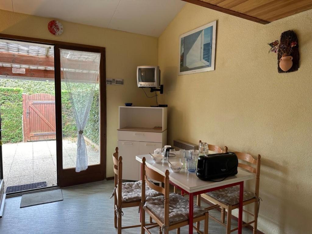 Kuchyňa alebo kuchynka v ubytovaní Maison 29m² avec piscine, cour et parking à Notre-Dame-de-Monts près des plages - 4 personnes - FR-1-540-209