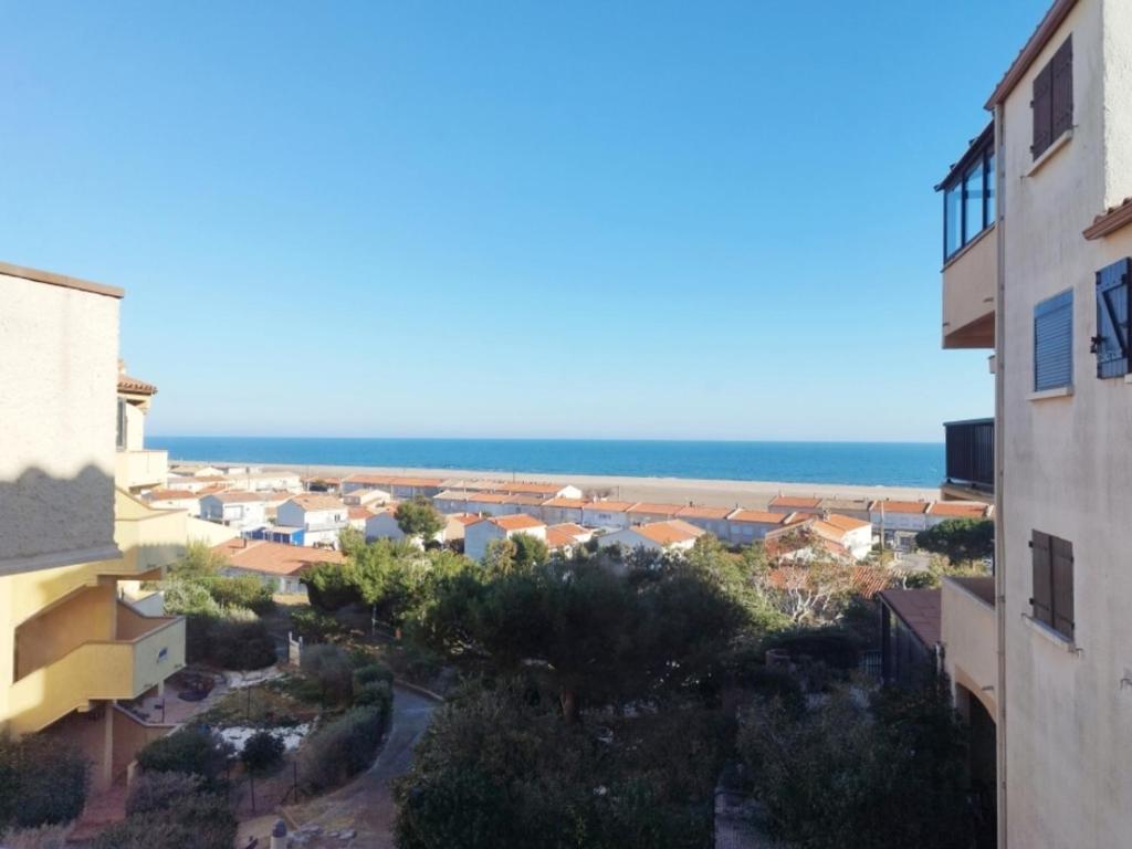 une vue de la plage depuis un immeuble dans l'établissement Confortable T2 avec parking privatif et loggia - 4 personnes - FR-1-795-24, à Fleury