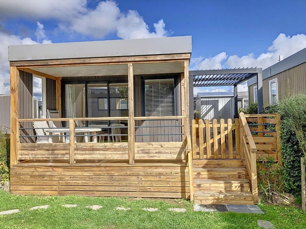 Photo de la galerie de l'établissement Mobil-home Grand Confort, 4 pers, 2 ch, Piscine chauffée, Wifi, Animaux, Parking - FR-1-361A-93, à Jullouville