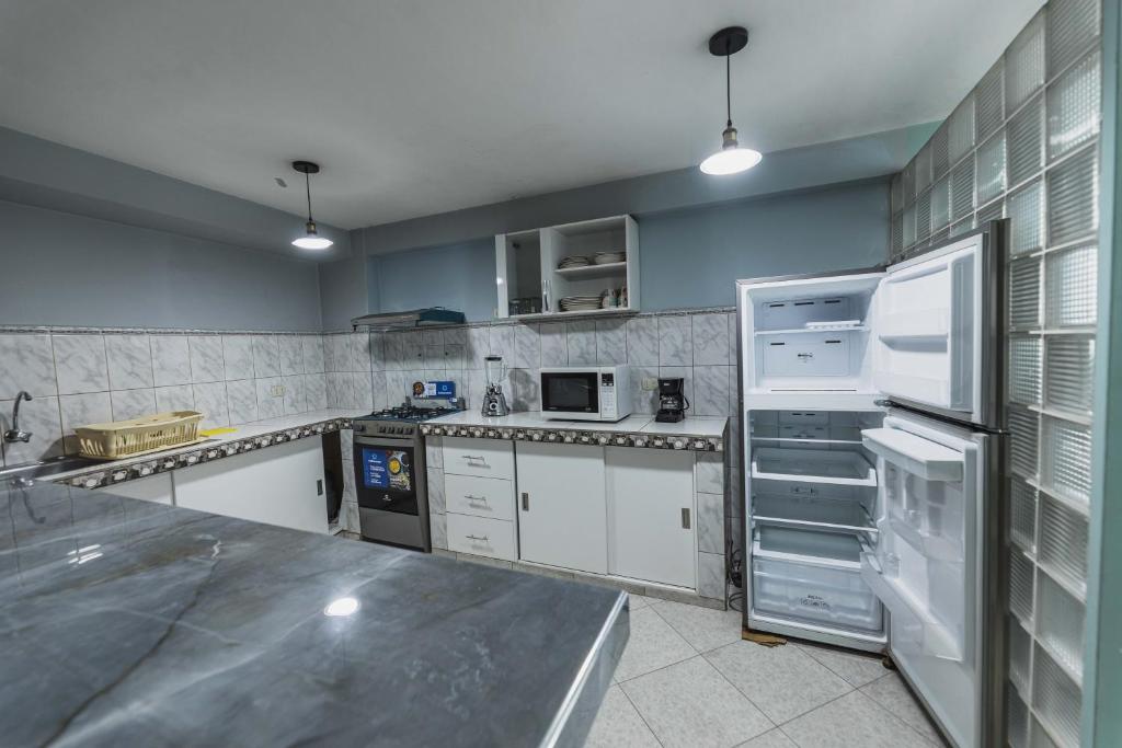 Kuchyň nebo kuchyňský kout v ubytování San Pedro Apartments