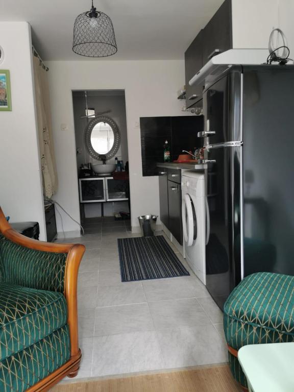 un salon avec un canapé et une cuisine dans l'établissement Mer et montagne, à Perpignan