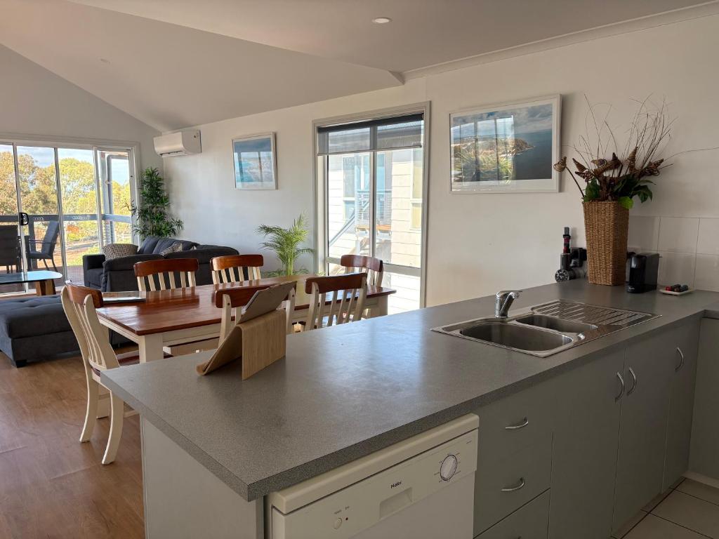 Kuchyň nebo kuchyňský kout v ubytování Kangaroo Island Bayview Villas