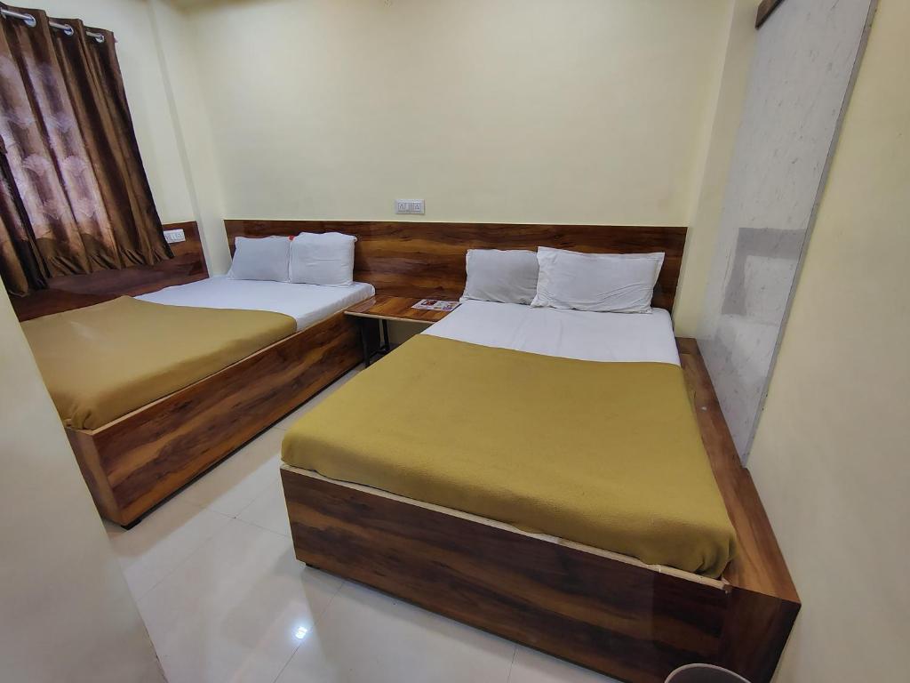 Postel nebo postele na pokoji v ubytování Hotel Sai Nanda