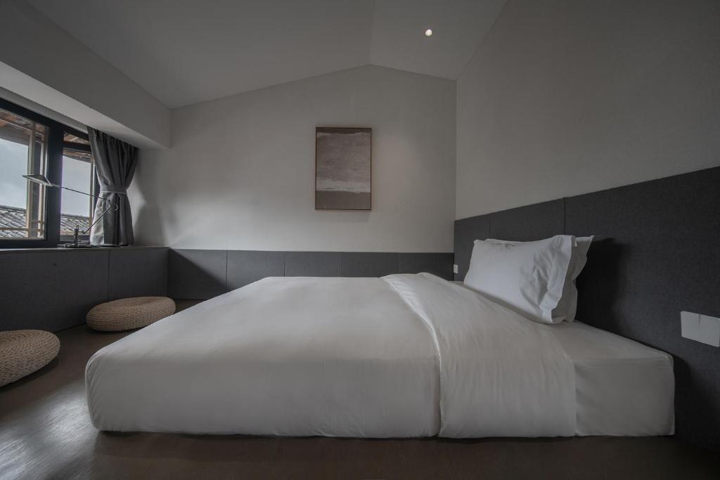 Postel nebo postele na pokoji v ubytování Lijiang Liman Wenzhi No.1 Hotel