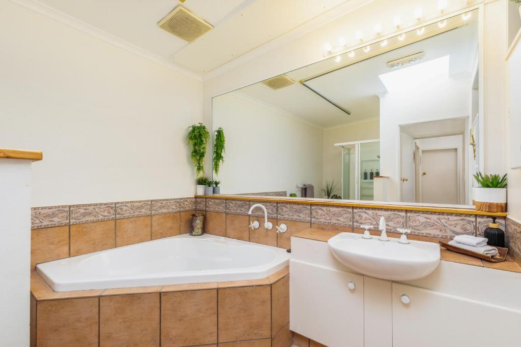 Koupelna v ubytování Yarralumla Sunny&open&comfy 3B&2B home near by a lake and shopping centre